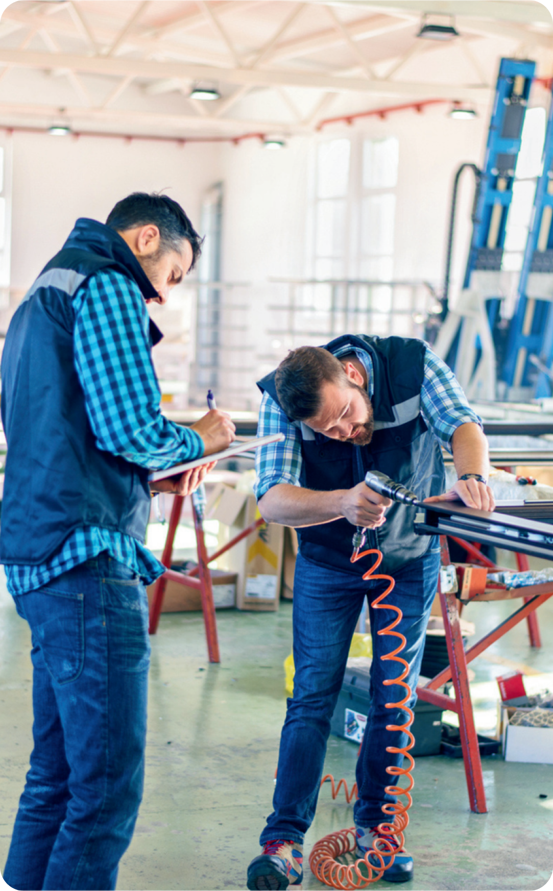 Employés de Decobaie fabriquant une fenêtre en aluminium et PVC