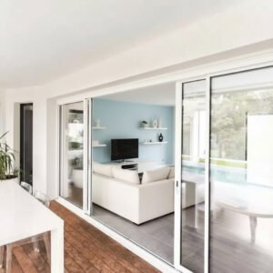 Baie vitrée coulissante PVC 3 vantaux – 3 rails dans un décore Baie vitrée coulissante PVC 3 vantaux – 3 rails dans un décore