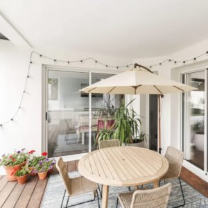 Baie vitrée coulissante aluminium 2 vantaux – 2 rails dans un décore Baie vitrée coulissante aluminium 2 vantaux – 2 rails dans un décore