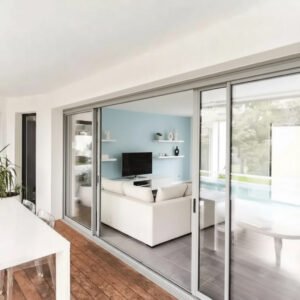 Baie vitrée coulissante aluminium 3 vantaux – 3 rails dans un décore Baie vitrée coulissante aluminium 3 vantaux – 3 rails dans un décore