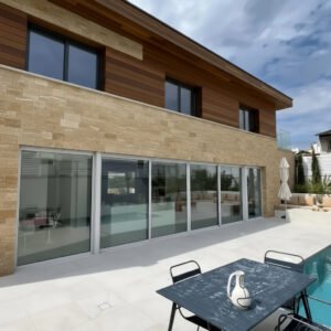 Baie vitrée coulissante aluminium 6 vantaux – 3 rails dans un décore Baie vitrée coulissante aluminium 6 vantaux – 3 rails dans un décore