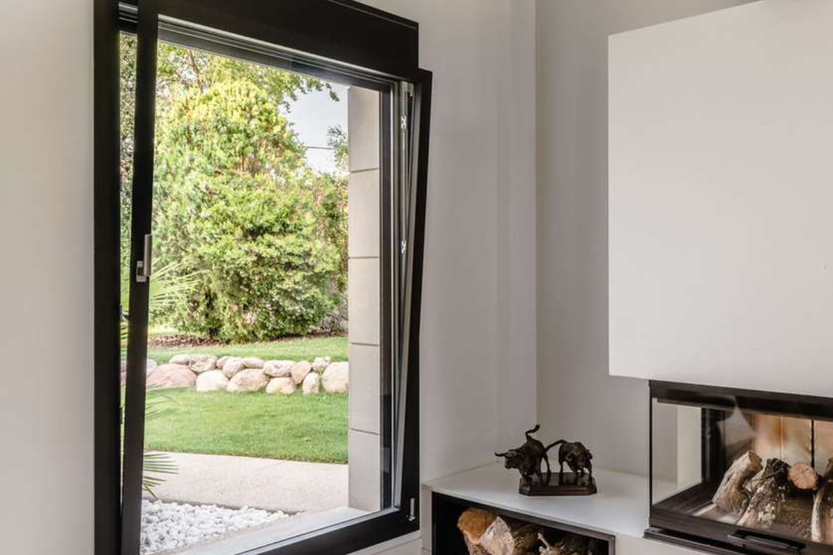 Fenêtre à soufflet sur mesure : ouverture basculante vers l'intérieur