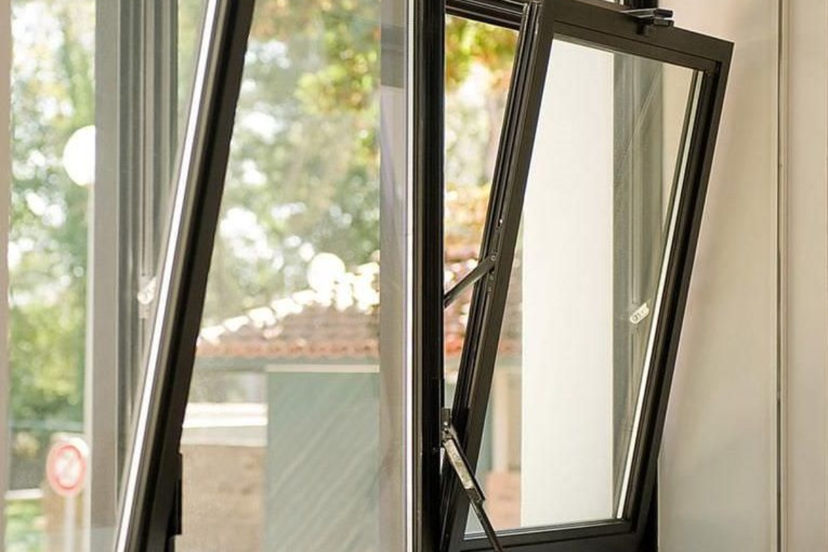 Fenêtre à soufflet : le vantail bascule vers l'intérieur par le bas