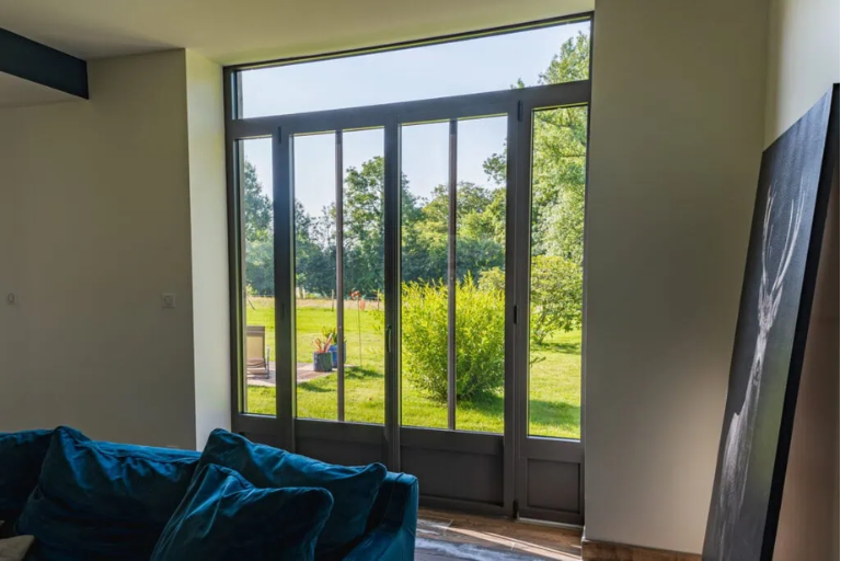 bai vitrée en aluminium avec imposte