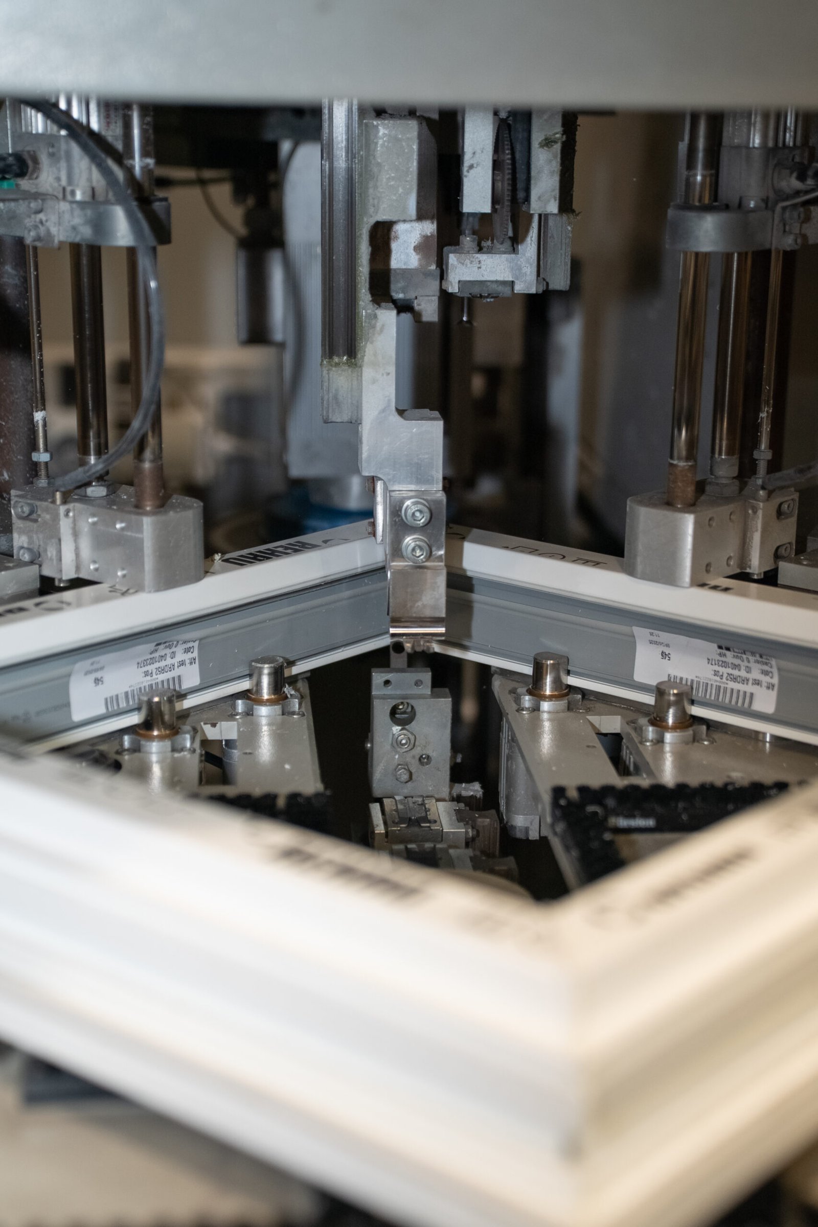 Atelier de fabrication de profilés aluminium dans une usine française