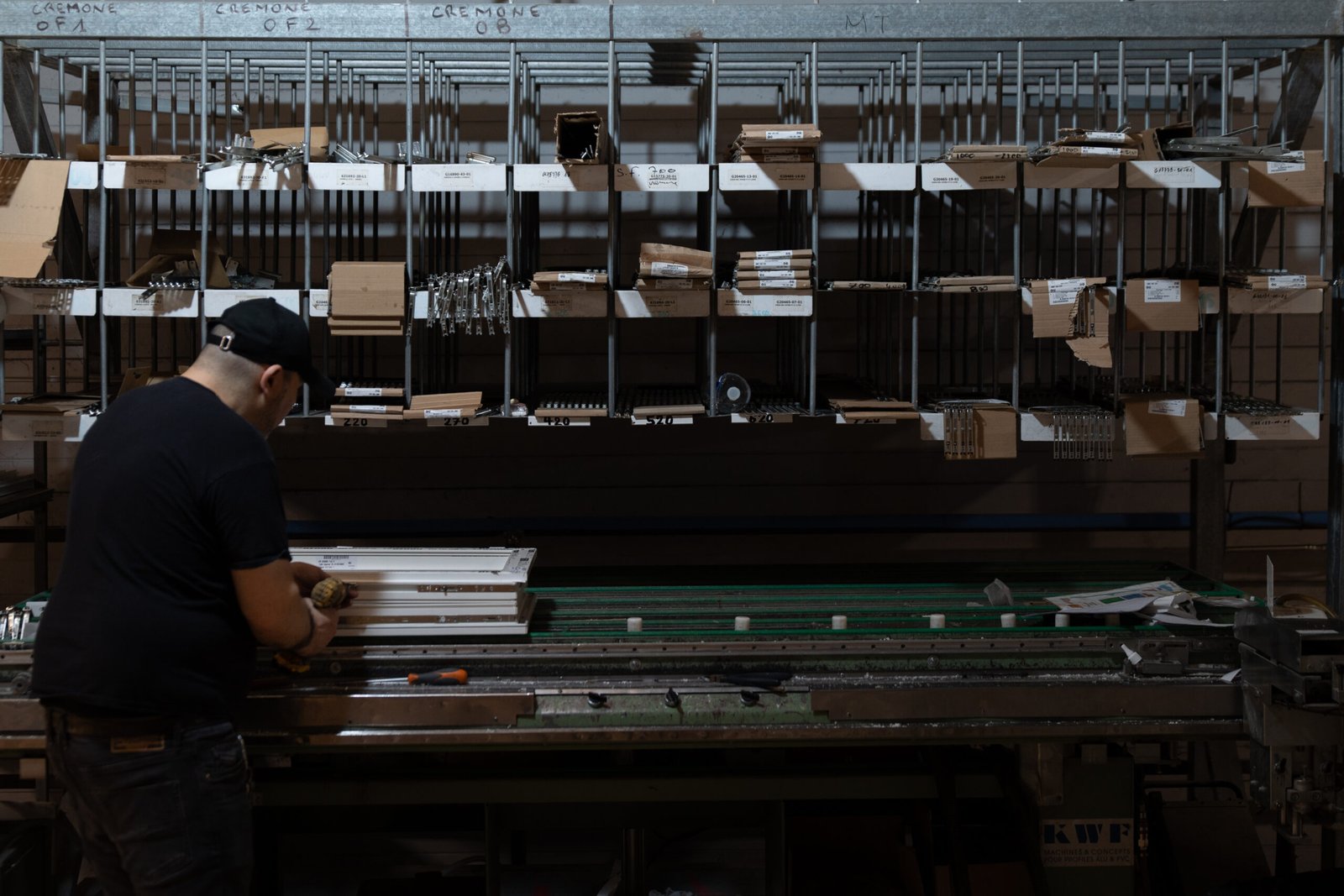 Atelier de découpe et d'assemblage de menuiseries aluminium dans l'usine Decobaie en Île-de-France