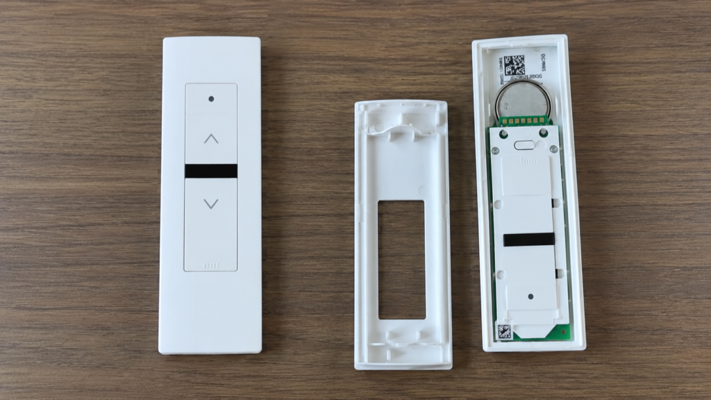 Émetteur SIMU Hz : face avant, coque et intérieur avec la pile